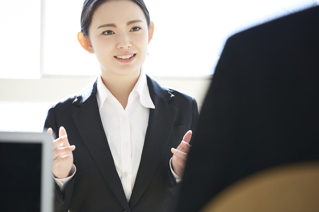 眉毛の見える髪型