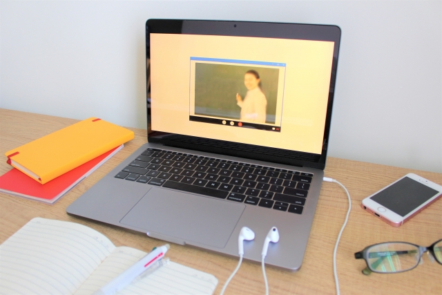 コロナで大学生だけオンライン授業なのはなぜ?孤独に耐えられない人も…