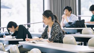 大学生がよく使う「代返」とは?代返する理由と考えられるリスクを解説