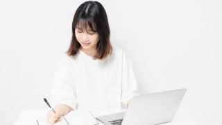 メモする女性
