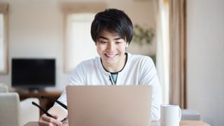 PCを眺める男性01