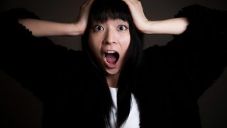 頭を抱える女性